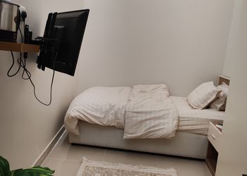 غرفة بأثاث مريح وبسيط