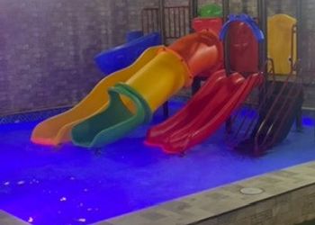استراحة بمسبح خارجي ومجلس 