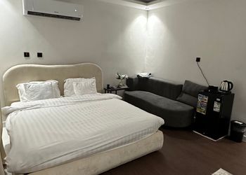 استديو بأثاث مريح وبسيط 
