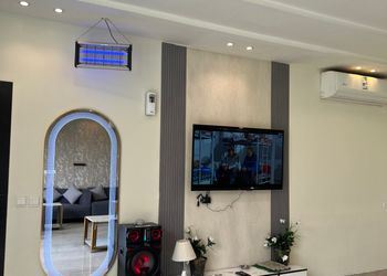 شاليه بجلسة خارجية ومسطح اخضر