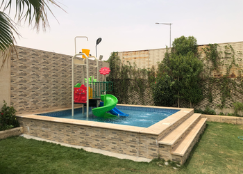 شاليه بمسطح اخضر وجلسات خارجيه