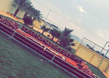 استراحة بمسطح اخضر وجلسه خارجيه