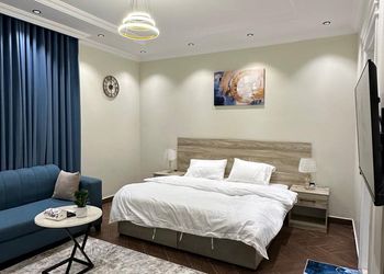 استديو بسرير ماستر وجلسة جانبية