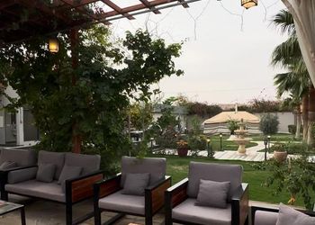 استراحة بمسطح اخضر ومجالس