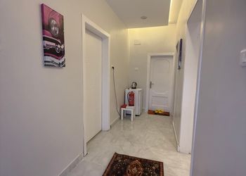 شقة بصالة جلوس وغرفة نوم 