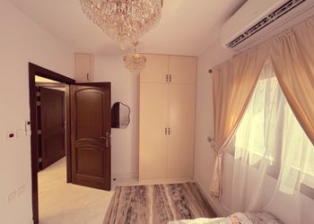 شقة بغرفة معيشة وغرفتين نوم 