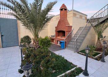 شاليه بألعاب أطفال ومسبح