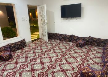 شاليه بمسطح اخضر ومسبح 