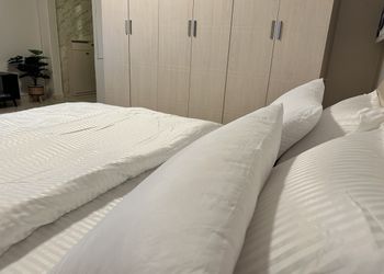 استديو بأثاث مريح وبسيط 