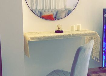 استديو بسرير ماستر وجلسة مريحة 