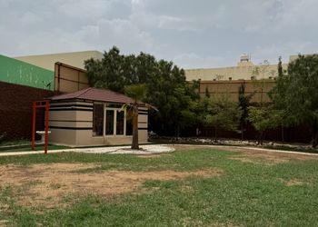 استراحة بمجلس وفناء خارجي 