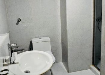 شقة بثلاث غرف نوم وصالة جلوس 