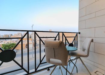 شقة فاخرة بصالة أنيقة ومريحة 