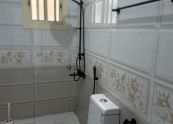 شقة بصالة جلوس وثلاث غرف نوم 