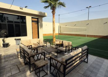 شاليه بملعب كرة طائرة 