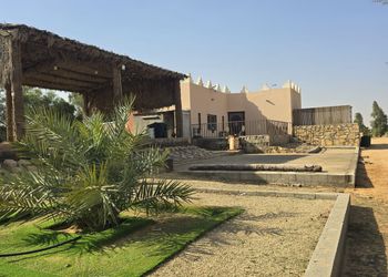 مزرعة ببيت شعر وجلسة خارجية