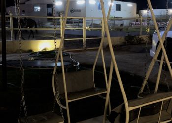 استراحة باسطبل خيل وصالة جلوس
