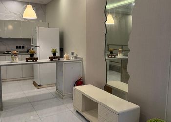 شاليه بمسطح اخضر وجلسة خارجية