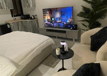 استديو بسرير ماستر وجلسة جانبية