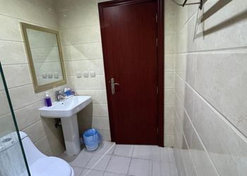 شقة بغرفة معيشة وغرفة نوم 