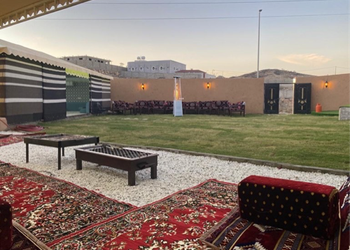 استراحة بمسطح اخضر و جلسة خارجية