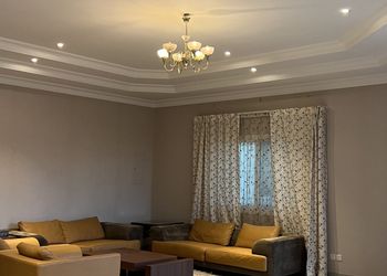 استراحة بمسطح اخضر وجلسة خارجية