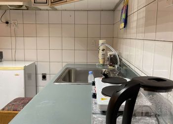 شقة بغرفة معيشة وغرفة نوم 