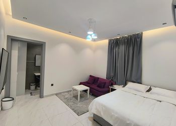 استديو بأثاث مريح وبسيط 