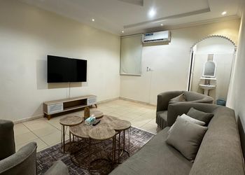 شقة بغرفة معيشة وغرفتين نوم 