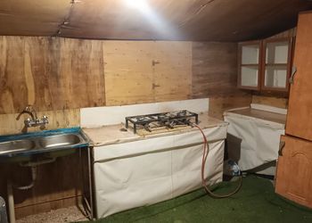 مخيم بموقد حطب