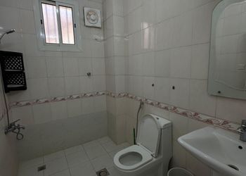 شقة بثلاث غرف نوم وصالة جلوس