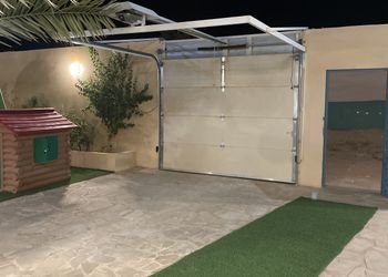 شالية بجلسة خارجية والعاب اطفال