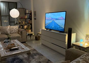 شاليه بمسطح اخضر ومسبح 