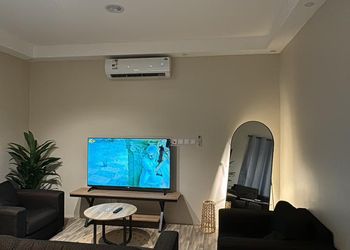 استديو بسرير ماستر وأثاث مريح 