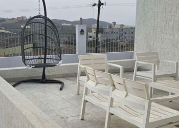 استراحة بمجالس مريحة وفناء خارجي 