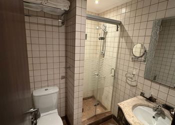 استديو باثاث مريح وبسيط 