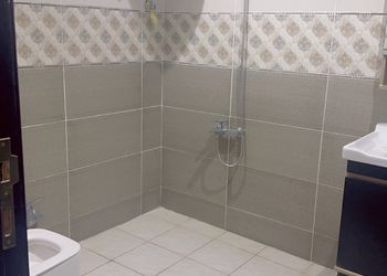شاليه بمسطح اخضر ومسبح 