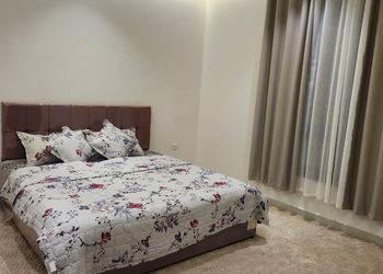 شقة بغرفتين نوم وصالة 