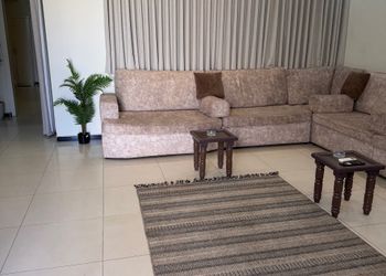 شاليه بمسطح اخضر ومسبح 