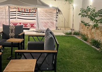 شاليه بمسطح اخضر وصالة