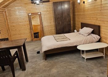 كوخ بجلسة خارجية وأجواء ريفية