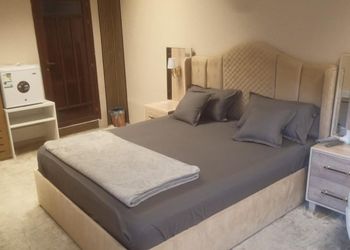 استديو بأثاث مريح وبسيط 