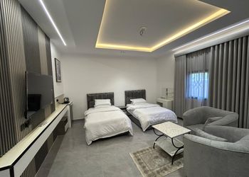 استديو بأثاث مريح وبسيط 