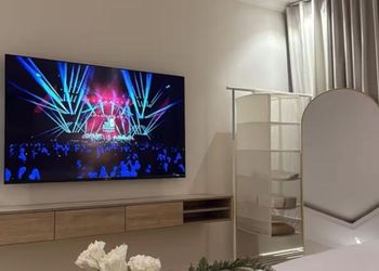 استديو بأثاث مريح وبسيط 