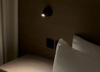 استديو بسرير ماستر وأثاث مريح 