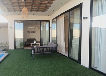شاليه بمسطح اخضر وجلسة خارجية