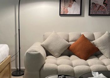 استديو بأثاث مريح وبسيط 