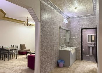 شقة بصالة جلوس وثلاث غرف نوم 