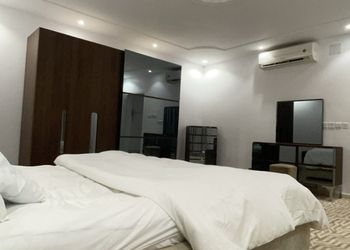شاليه بمسطح اخضر وجلسة خارجية 