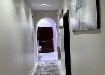 شقة بصالة وغرفتين نوم 